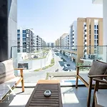 Chic 1 Bed Meydan Escape With A Pool View